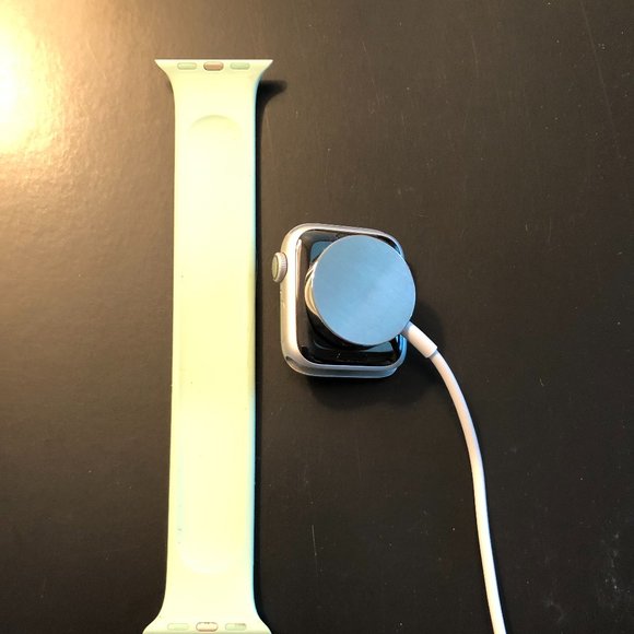 Apple Smart Watch Series 4 with charger-light green band - Picture 2 of 2